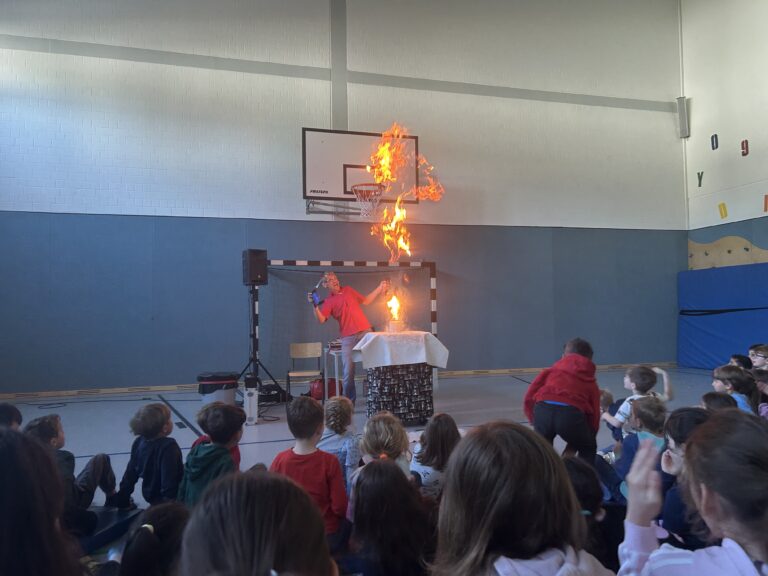 Feuerball und Wasserschwall