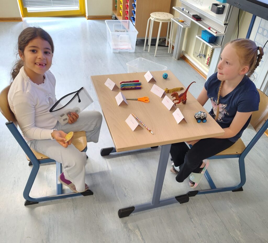 Kinder spielen Kaufladen und rechnen mit Spielgeld