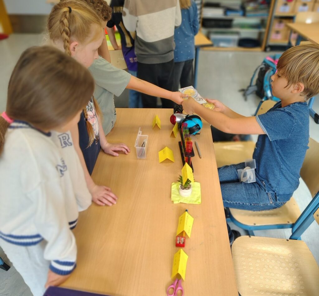 Ein Kind bezahlt mit Spielgeld